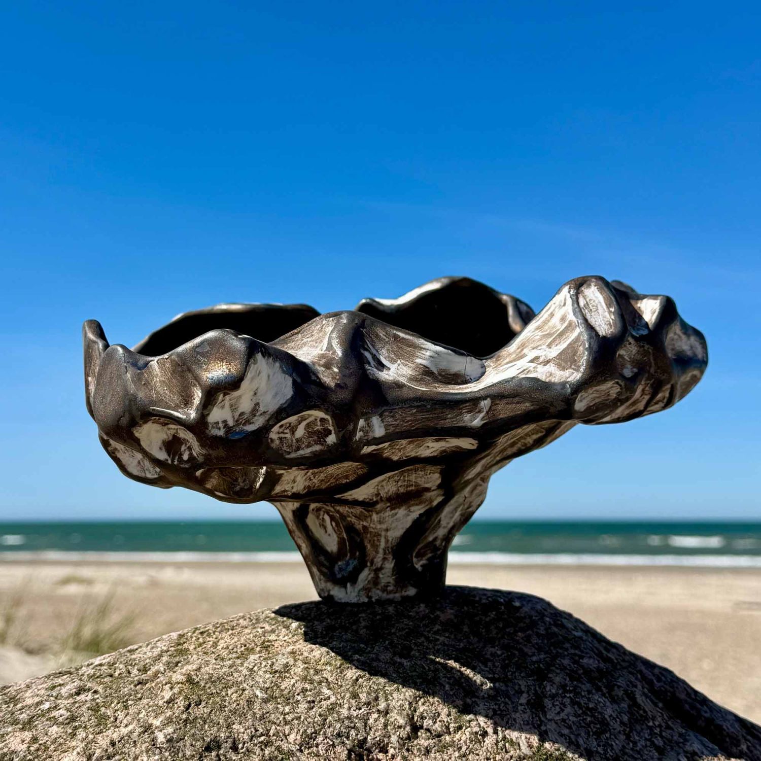 Rift, skulpturel keramikskål i bronzeglasur fra Anelí Alexa